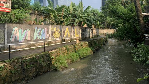 Pembatas kali di Kuningan Barat, Jakarta Selatan (Jaksel) roboh.