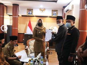 Bupati Mojokerto Beri Contoh ASN Bayar Zakat Profesi ke Baznas