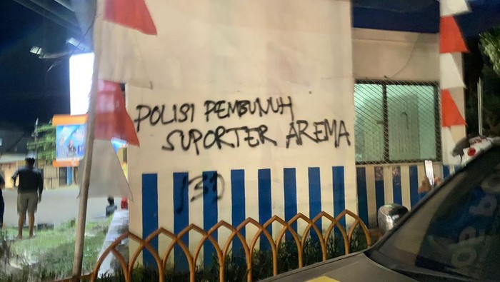 Penampakan Pos Polantas Makassar dilempar OTK dan mengirim pesan terkait tragedi Kanjuruhan. Penampakan Pos Polantas Makassar dilempar OTK dan mengirim pesan terkait tragedi Kanjuruhan.