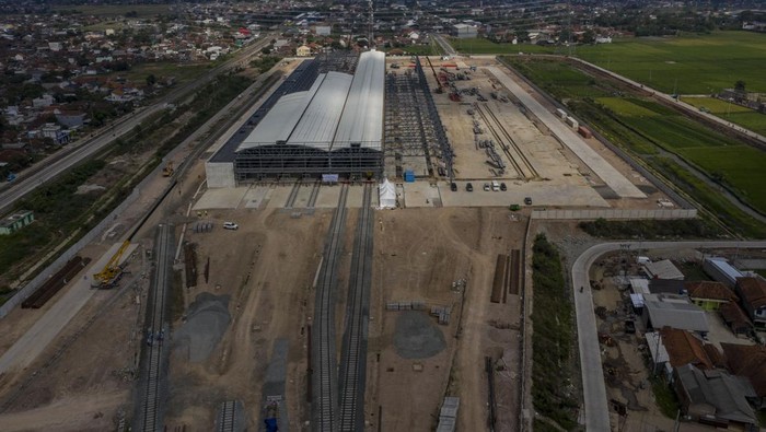 Penampakan Terkini Proyek Kereta Cepat yang Mau Dicek Jokowi & Xi Jinping Pekerja berada di dekat rangkaian gerbong Kereta Cepat Jakarta-Bandung di Depo KCIC Tegalluar, Bandung, Jawa Barat, Sabtu (1/10/2022). PT Kereta Cepat Indonesia China (KCIC) akan melaksanakan uji dinamis Kereta Cepat Jakarta-Bandung pada November 2022. ANTARA FOTO/Aprillio Akbar/tom.