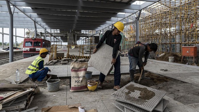 Penampakan Terkini Proyek Kereta Cepat yang Mau Dicek Jokowi & Xi Jinping Pekerja berada di dekat rangkaian gerbong Kereta Cepat Jakarta-Bandung di Depo KCIC Tegalluar, Bandung, Jawa Barat, Sabtu (1/10/2022). PT Kereta Cepat Indonesia China (KCIC) akan melaksanakan uji dinamis Kereta Cepat Jakarta-Bandung pada November 2022. ANTARA FOTO/Aprillio Akbar/tom.