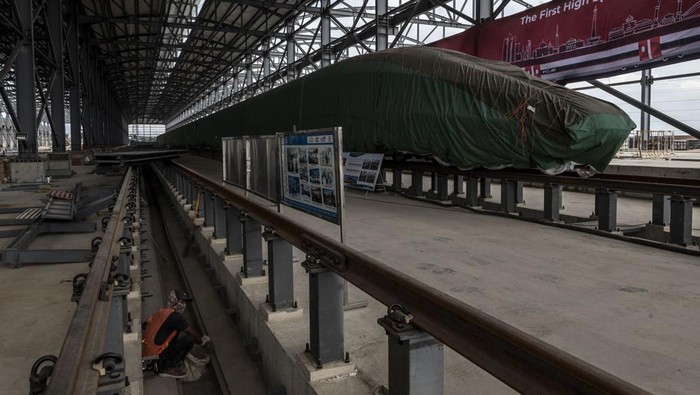 Penampakan Terkini Proyek Kereta Cepat yang Mau Dicek Jokowi & Xi Jinping Pekerja berada di dekat rangkaian gerbong Kereta Cepat Jakarta-Bandung di Depo KCIC Tegalluar, Bandung, Jawa Barat, Sabtu (1/10/2022). PT Kereta Cepat Indonesia China (KCIC) akan melaksanakan uji dinamis Kereta Cepat Jakarta-Bandung pada November 2022. ANTARA FOTO/Aprillio Akbar/tom.