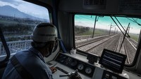 Petugas mengoperasikan kereta track saat meninjau jalur rel Kereta Cepat Jakarta-Bandung di Tegalluar, Bandung, Jawa Barat, Sabtu (1/10/2022).