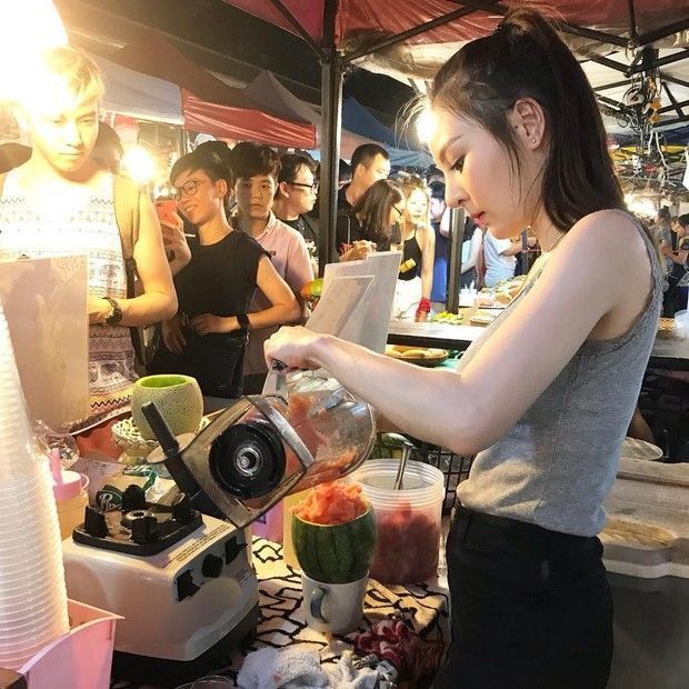 Penjual makanan cantik dan seksi