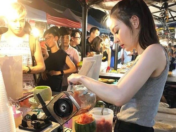Penjual makanan cantik dan seksi