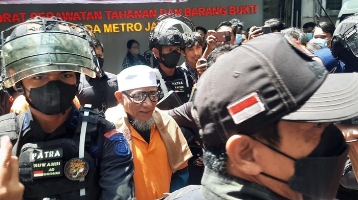 Pimpinan Khilafatul Muslimin Abdul Qadir Baraja dkk diserahkan ke kejaksaan hai ini, Senin 3 Oktober 2022.