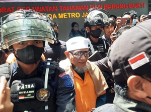 Dikawal Polisi Bersenjata, Pimpinan Khilafatul Muslimin Diserahkan ke Jaksa