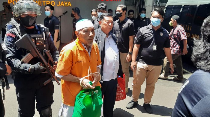 Pimpinan Khilafatul Muslimin Abdul Qadir Baraja dkk diserahkan ke kejaksaan hai ini, Senin 3 Oktober 2022.
