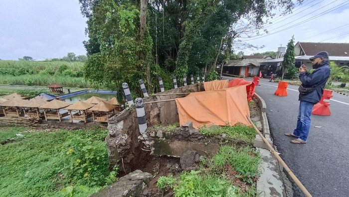 plengsengan di Kota Blitar ambrol setelah diguyur hujan deras