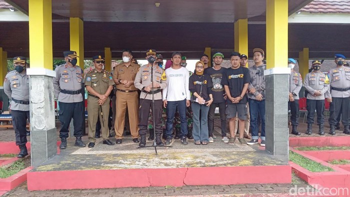 Polres Pangandaran dan Viking Jurig Kidul mengheningkan cipta atas tragedi di Kanjuruhan