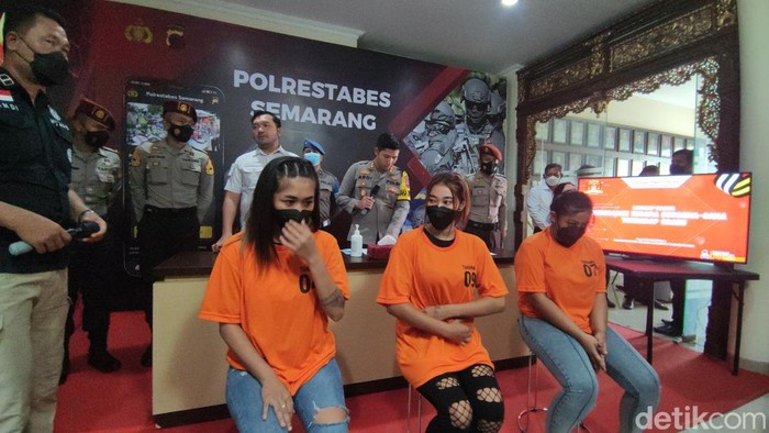 Polrestabes Semarang pers rilis tiga orang perempuan pemandu karaoke pelaku penganiayaan rekan kerja, Senin (3/10/2022).