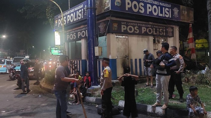 Pos Polantas di Makassar dilempar molotov. Terdapat tulisan di pos polisi tersebut yang mengungkit tragedi Kanjuruhan.
