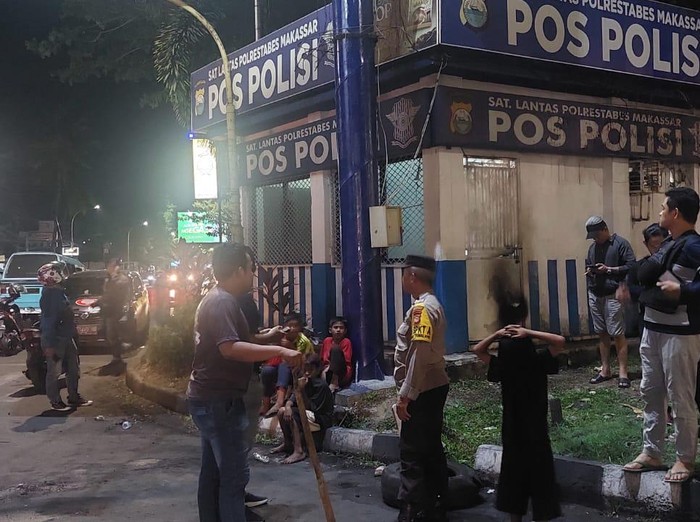 Pos Polantas di Makassar dilempar molotov. Terdapat tulisan di pos polisi tersebut yang mengungkit tragedi Kanjuruhan.