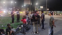 Polisi saat ini sedang menyelidiki pelaku pelemparan. Salah satu yang dilakukan adalah mendalami keterangan salah satu saksi mata di lokasi. Foto: Pool