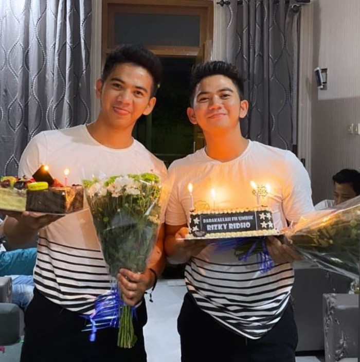 Pose Ngopi Seru Rizki 2R Bareng Kembarannya dan Wika Salim