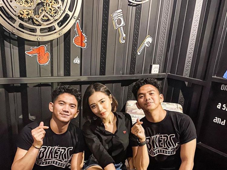 Pose Ngopi Seru Rizki 2R Bareng Kembarannya dan Wika Salim