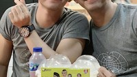 Mejeng ke salah satu restoran cepat saji. Rizki mengajak kembarannya untuk membeli minuman dengan topping es krim, sekaligus CD album dandgut para seniornya. Foto: Instagram Rizki 2R