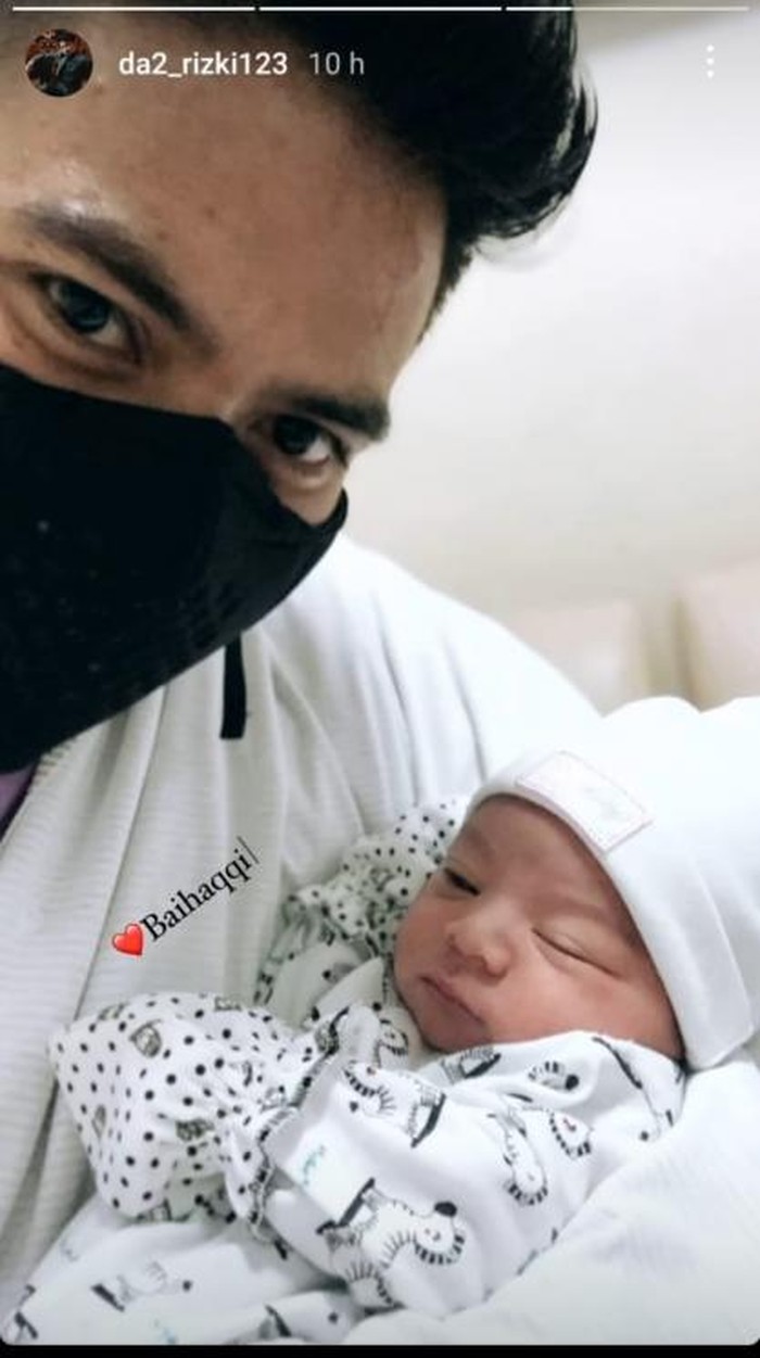 Pose Ngopi Seru Rizki 2R Bareng Kembarannya dan Wika Salim Pose Ngopi Seru Rizki 2R Bareng Kembarannya dan Wika Salim