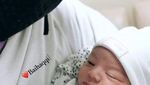 Pose Ngopi Seru Rizki 2R Bareng Kembarannya dan Wika Salim