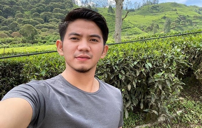 Pose Ngopi Seru Rizki 2R Bareng Kembarannya dan Wika Salim