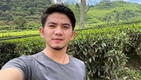 Nama pedangdut Rizki 2R kembali jadi sorotan, karena dikaitkan dengan kasus KDRT yang menimpa sang mantan kekasih, yaitu Lesti Kejora. Ia dan kembarannya, Ridho 2R memberikan dukungan untuk Lesti.  Foto: Instagram Rizki 2R