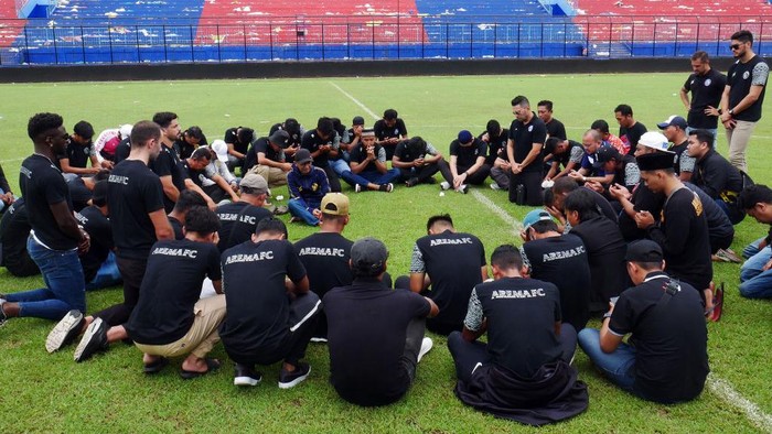 Mereka melakukan doa bersama sekaligus memberikan belasungkawa kepada para korban di dalam Stadion Kanjuruhan.