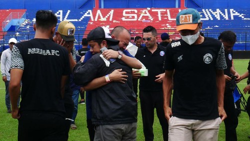 Pemain Arema FC saling berpelukan dan menangis.