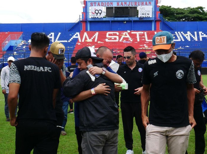 Pemain Arema FC saling berpelukan dan menangis.