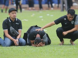 Skuad dan ofisial Arema FC di tengah lapangan Stadion Kanjuruhan. Foto: ANTARA FOTO/Prasetia Fauzani