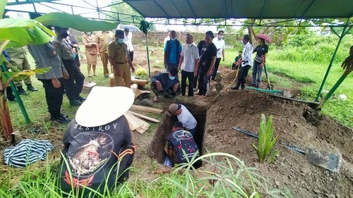 Proses penguburan jenazah Mr.X Mayat tersebut dikubur di pemakaman umum Kelurahan Loloan Timur, Jembrana Bali, Senin (3/10/2022)