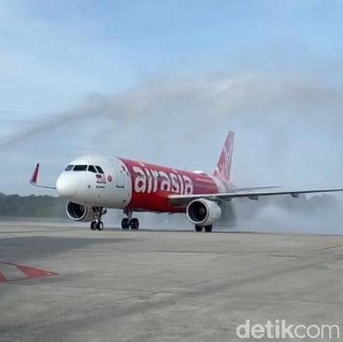 Prosesi water salute saat pesawat AirAsia dari Kuala Lumpur mendarat di Bandara Sultan Syarif Kasim II Pekanbaru.