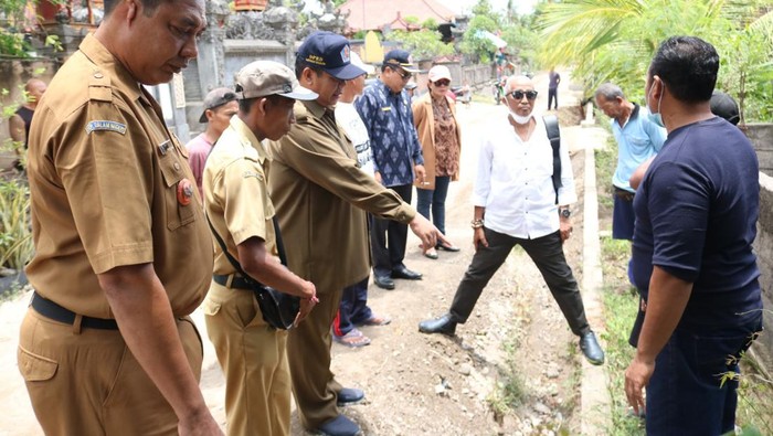 Komisi II DPRD Buleleng saat melakukan sidak ke lokasi pengerjaan proyek peningkatan jalan Pasar Pejarakan, di Dusun Goris, Desa Pejarakan, Kecamatan Gerokgak, Kabupaten Buleleng, Bali, Senin (3/10/2022). (Istimewa)