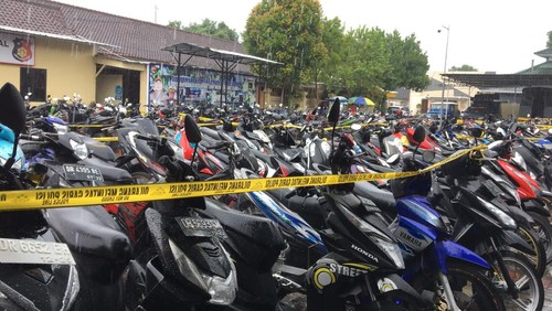 Ratusan motor yang terjaring razia balap liar di Jalan Udayana Kota Mataram diamankan, Senin (3/10/2022). (Foto: Ahmad Viqi/detikBali)