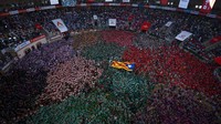 Ribuan orang berkumpul di Catalonia, Spanyol untuk merayakan Festival Santa Rsula.