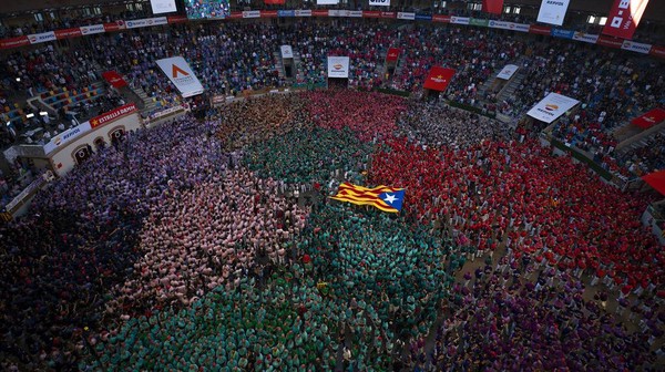 Ribuan orang berkumpul di Catalonia, Spanyol untuk merayakan Festival Santa Rsula.