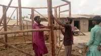 Untuk mengatasi kebutuhan akan perumahan darurat, arsitek Yasmeen Lari dan Heritage Foundation of Pakistan membekali orang-orang di provinsi Sindh yang dilanda bencana dengan keterampilan dan bahan untuk membangun rumah bambu prefabrikasi. Foto: Dok. Heritage Foundation of Pakistan
