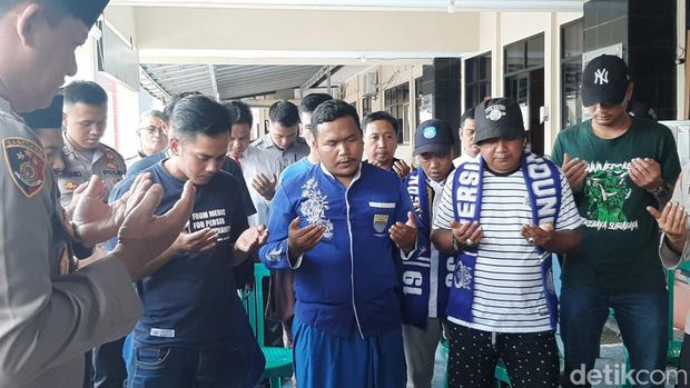 Salat gaib dan doa bersama Bobotoh di Tasikmalaya.