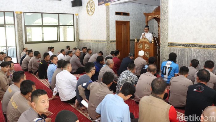Salat gaib dan doa bersama di masjid Polres Cianjur.