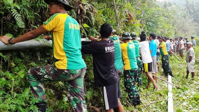 Satgas Yonarmed 1 Kostrad Bantu Perbaiki Pipa Saluran Air di Maluku