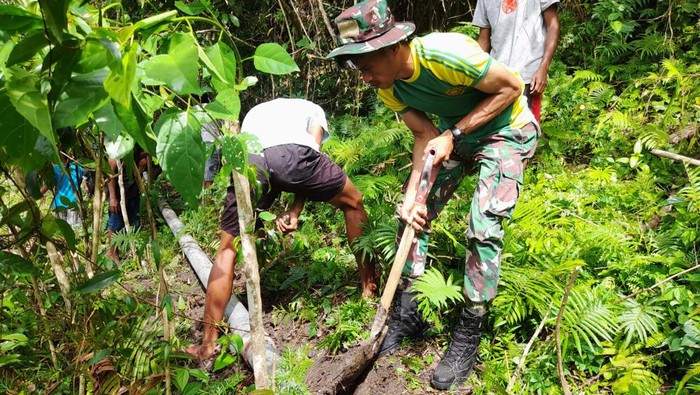 Satgas Yonarmed 1 Kostrad Perbaiki Pipa Saluran Air di Maluku Prajurit Kostras membantu memperbaiki saluran air di Maluku. Hadirnya TNI di tengah-tengah mayarakat harus memberikan dampak positif, seperti yang dilakukan Satgas Yonarmed 1 Kostrad bersama warga melaksanakan karya bakti memperbaiki pipa saluran air bersih di Dusun Air Buaya, Desa Kairatu, Kec. Kairatu, Kab, Seram Bagian Barat (SBB), Maluku, Minggu (2/10/2022).