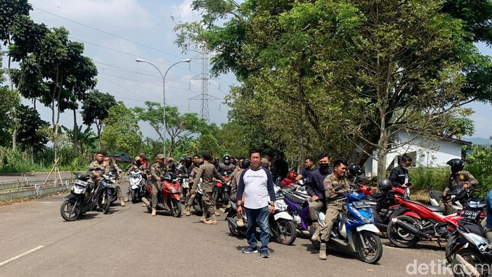 Satpol PP Bandung yang dirumahkan minta kepastian.