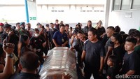 Sejumlah warga yang melayat terlihat memadati sekitar Terminal Kargo, Bandara Sam Ratulangi Manado melakukan penyambutan jenazah Yafet Rompis. (Foto: Trisno Mais/detikcom)