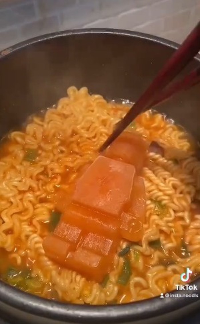 Sekte Baru! Selebgram Ini Hobi Campurkan Ramen dengan Es Batu Sekte Baru! Selebgram Ini Hobi Campurkan Ramen dengan Es Batu