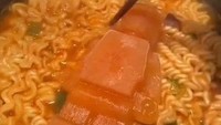 Menyampurkan ramen dengan bahan lainnya juga dilakukan dengan cara yang unik. Bukan dimasak bersama, bumbu kari yang ditambahkan ke dalam ramennya justru dibekukan terlebih dahulu. Foto: Instagram/insta.noodls