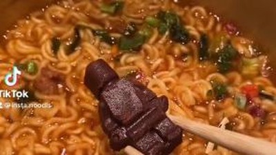 Sekte Baru! Selebgram Ini Hobi Campurkan Ramen dengan Es Batu