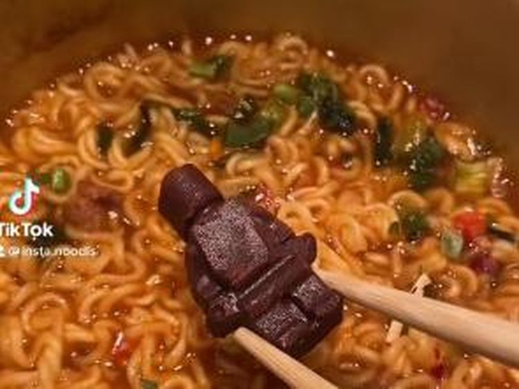 Sekte Baru! Selebgram Ini Hobi Campurkan Ramen dengan Es Batu