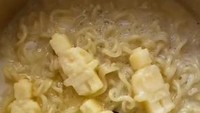 Ingin menikmati ramen dengan kuah yang kental, pria ini punya cara yang tidak biasa. Kaldu ayam yang sudah dimasak ternyata dibekukan terlebih dahulu sebelum masuk ke dalam mangkuk ramen. Foto: Instagram/insta.noodls