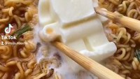 Dibandingkan dengan menambahkan langsung krim pada ramennya, pria ini justru menyulap krim masak menjadi robot lego. Kemudian robot ini berujung bertugas untuk mengentalkan ramen yang panas. Foto: Instagram/insta.noodls