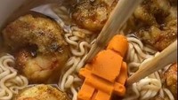 Menu ramen kali ini adalah ramen udah yang gurih. Tetapi karena ingin mendapat cita rasa yang kental, selebgram ini menambahkan bumbu kari beku ke dalam mangkuknya. Foto: Instagram/insta.noodls