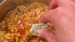 Sekte Baru! Selebgram Ini Hobi Campurkan Ramen dengan Es Batu